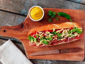 Pan ciabatta relleno con jamón, queso y verduras