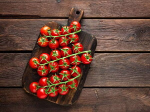 tomates cherry sobre una tabla de picar