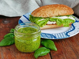 Sándwich de pollo con pesto al culantro 