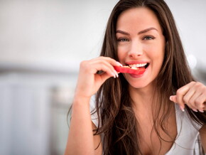 Mamá comiendo alimentos que afectan la fertilidad femenina