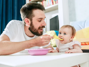 Papá dándole la comida a su bebé