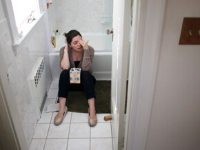 Mujer sentada en el baño