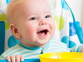 Bebe comiendo papilla