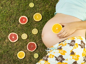 ¿Las futuras mamás no necesitan comer por dos?