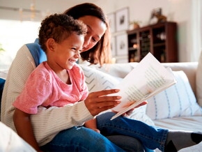 Mamá leyendo cuentos cortos con su hijo