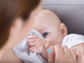 Mamá consintiendo a su bebé de cuatro meses.