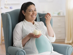 Mujer embarazada comiendo