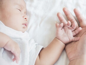 Recién nacido durmiendo luego de tener hipo