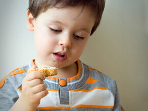 Muchos niños en edad de aprender a caminar son “neofóbicos”, en otras palabras, les temen a los alimentos nuevos y prefieren consumir alimentos a los que están acostumbrados.