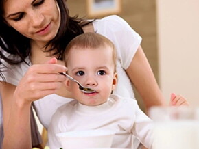 Niño pequeño siendo alimentado