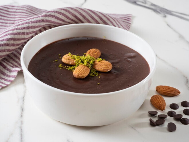 Un bowl que contiene budin con decoración de almendras