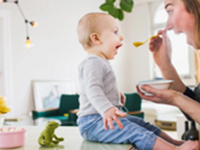 Madre alimentando a su bebé