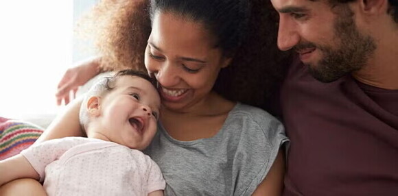 Bebé de 5 meses con sus padres