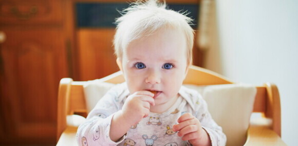 Un bebé comiendo alimentos energéticos para niños