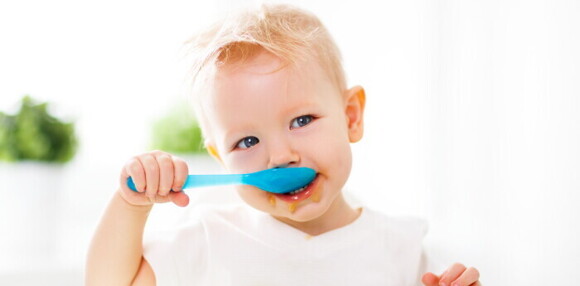 Un bebé descubriendo para qué sirve la quinoa en su alimentación