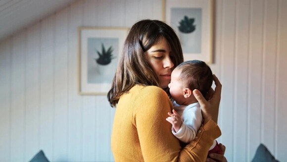 madre generando vínculo con su bebé