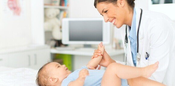 Una doctora revisando a un niño por tener diarrea en bebés