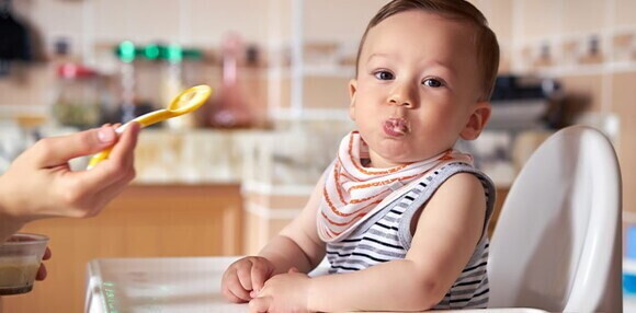 Bebé comiendo desde su silla