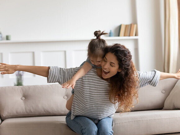 Madre e hija jugando en casa