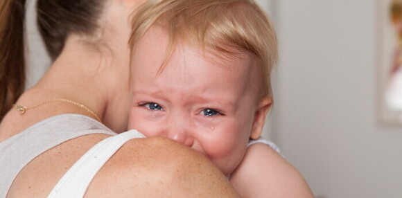 Una mamá consolando a su hija porque tiene diarrea en bebés