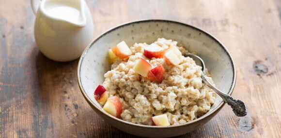 Un ejemplo de un plato de cereales integrales con avena integral y frutas